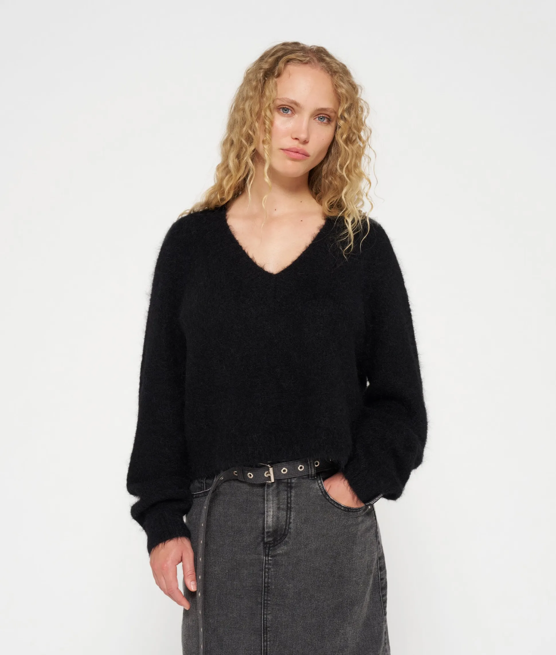 Cropped V-neck Sweater Knit