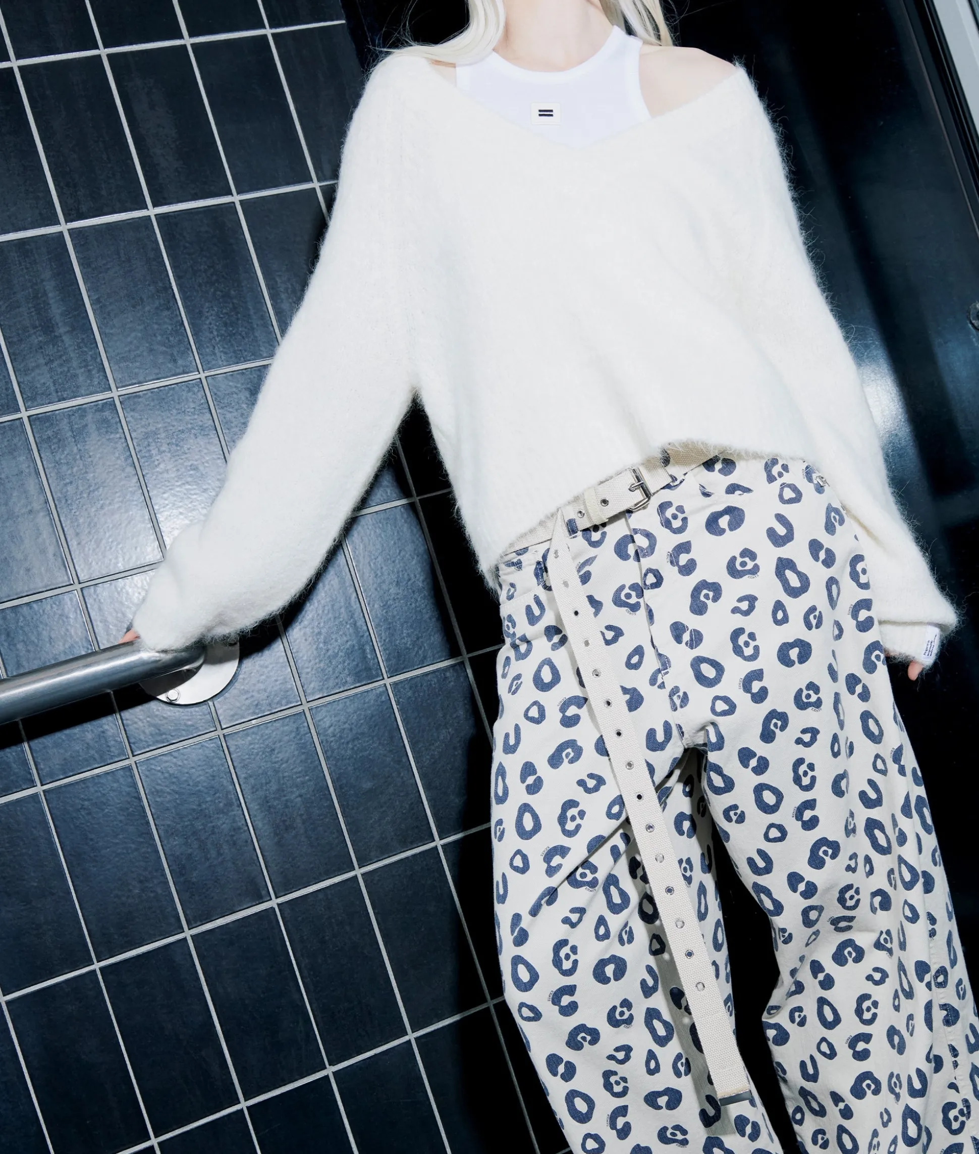 Cropped V-neck Sweater Knit