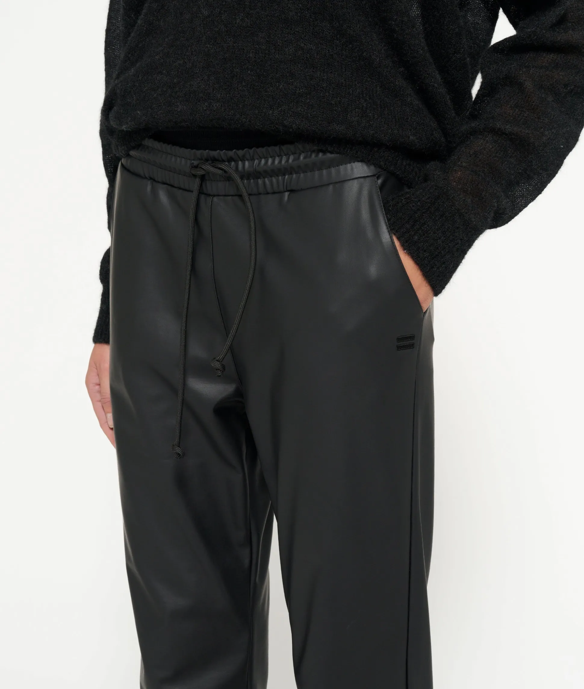 THE LEATHERLOOK CROPPED JOGGER