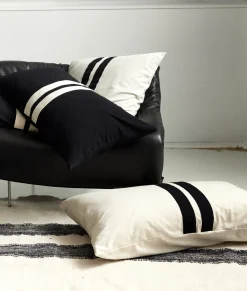 THE PILLOW COVER